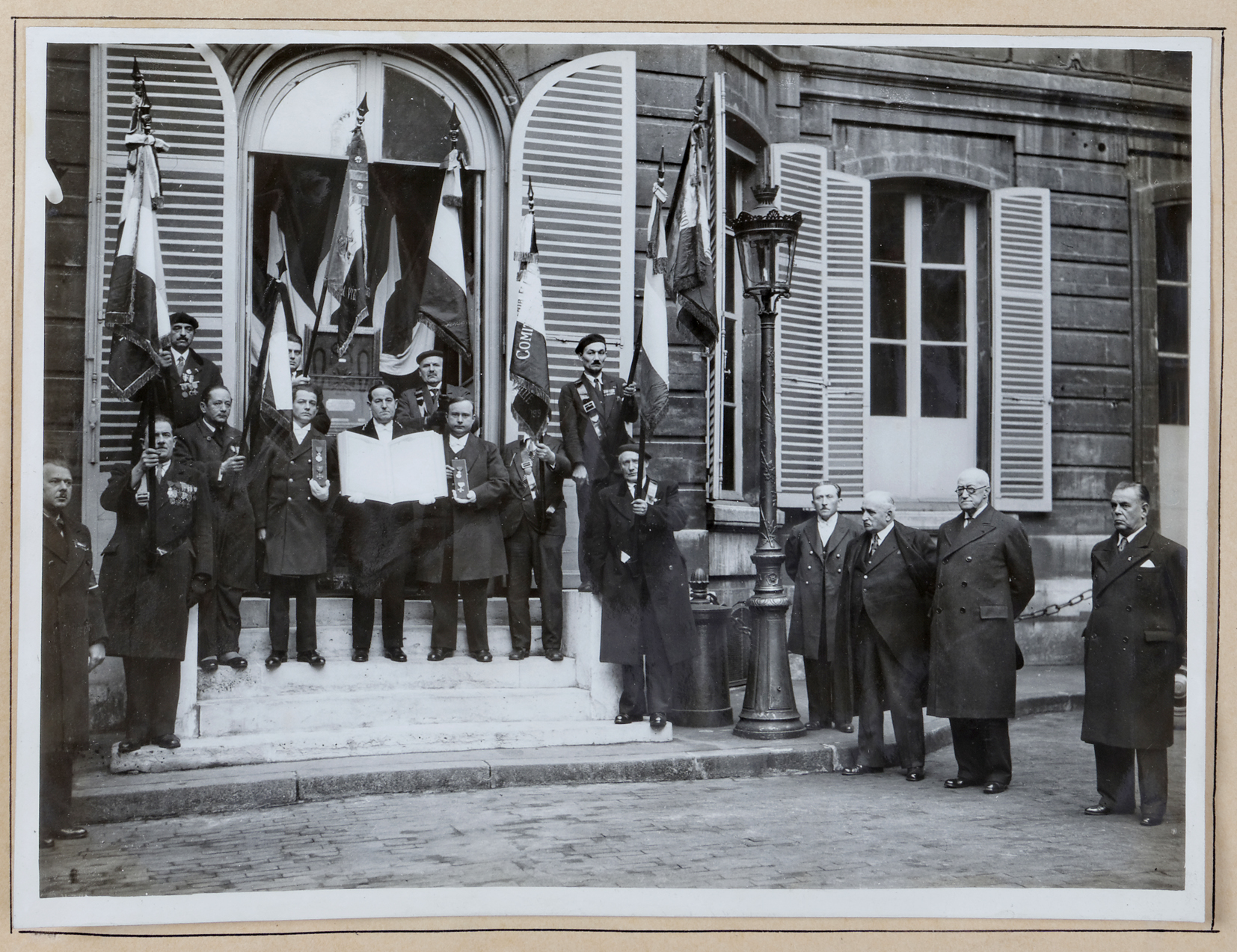Le livre d’or achevé faisait l’objet d’une présentation officielle, ici le 8 novembre 1936 dans la cour de la mairie