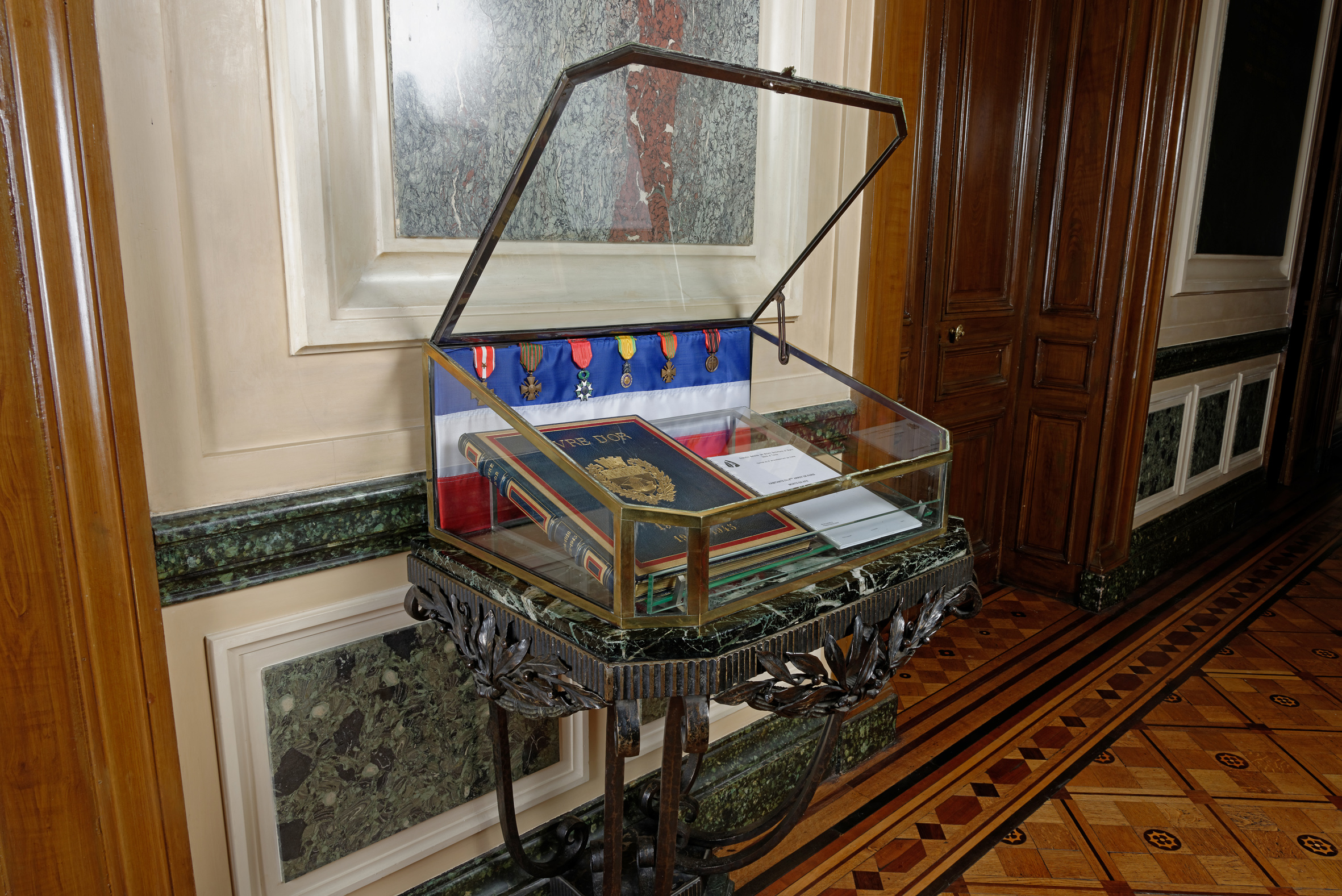 Ces vitrines sont placées généralement à différents endroits dans la mairie : dans le hall d’entrée, dans le couloir de l’étage noble ….