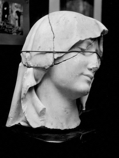 T&ecirc;te de la Madone aux Brebis (fragments), basilique d'Albert &copy; DR