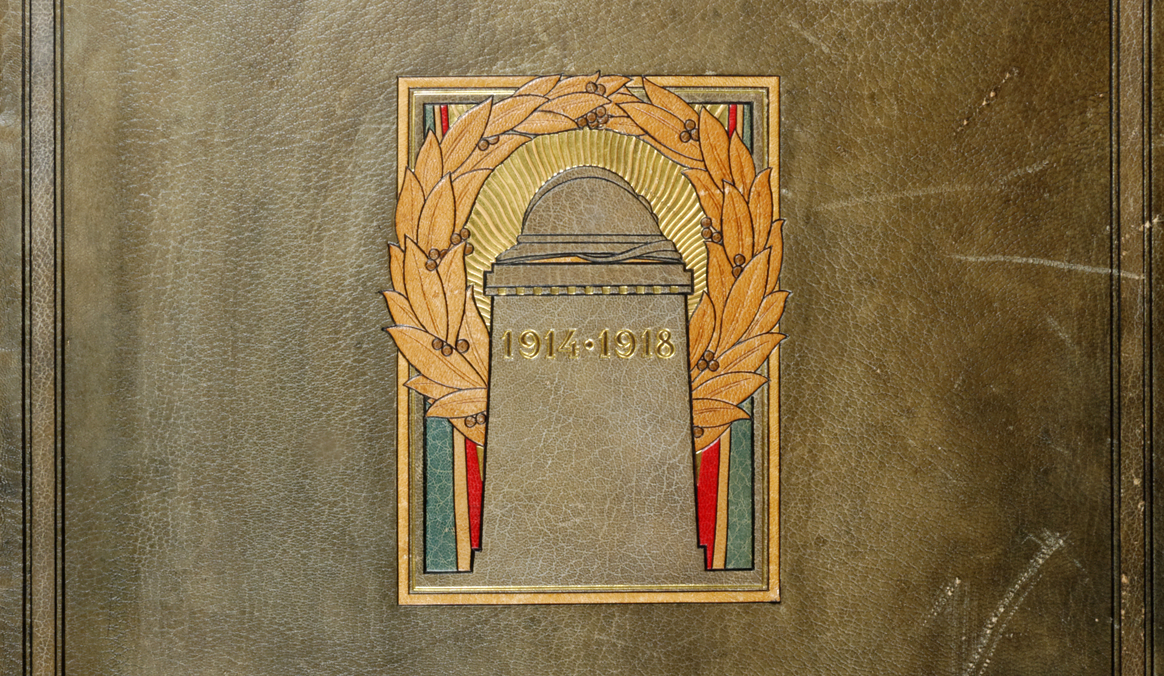 Le livre d’or de la mairie du 19e arr. est différent : une couronne de laurier encadre un monument aux morts symbolisé par un socle surmonté d’un casque