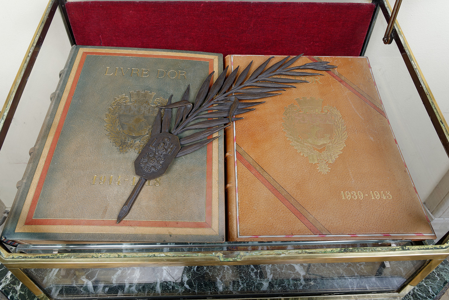 Dans presque chaque mairie, les livres d’or 14-18 sont présentés dans une vitrine, associés à ceux de la Guerre 39-45