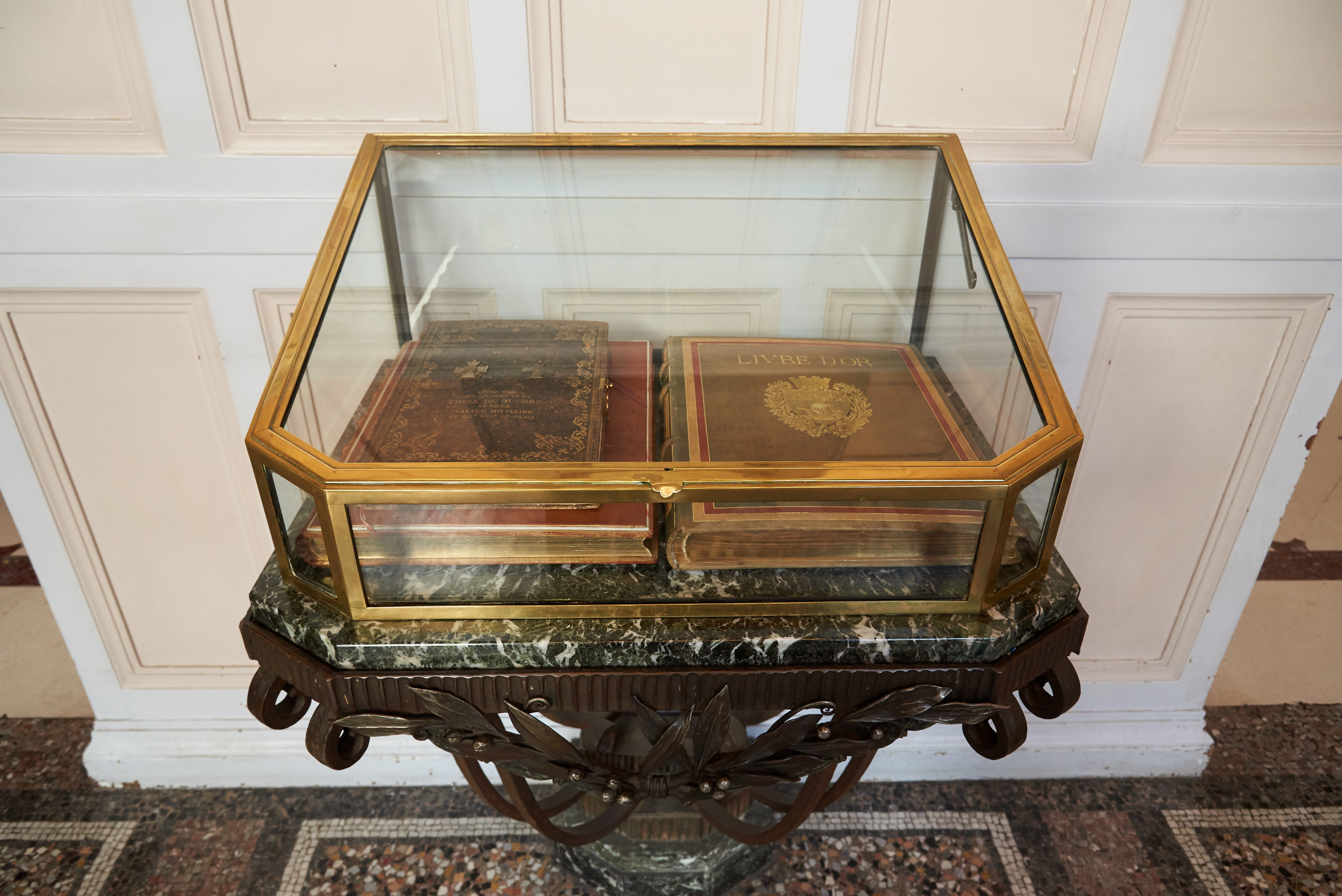 Les livres d’or sont accessibles et consultables par simple demande effectuée dans chaque mairie d’arrondissement