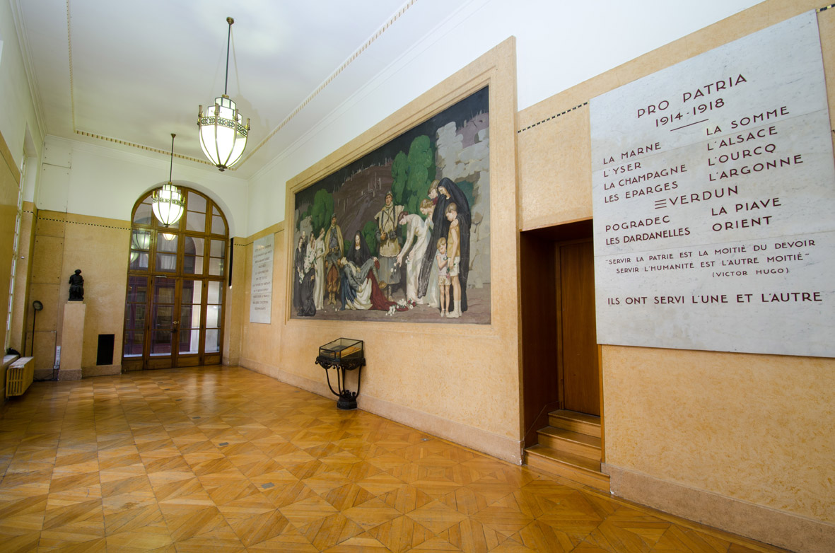 La salle du souvenir de la mairie du 5e arr. associe le livre d’or à un tableau et à des plaques commémoratives