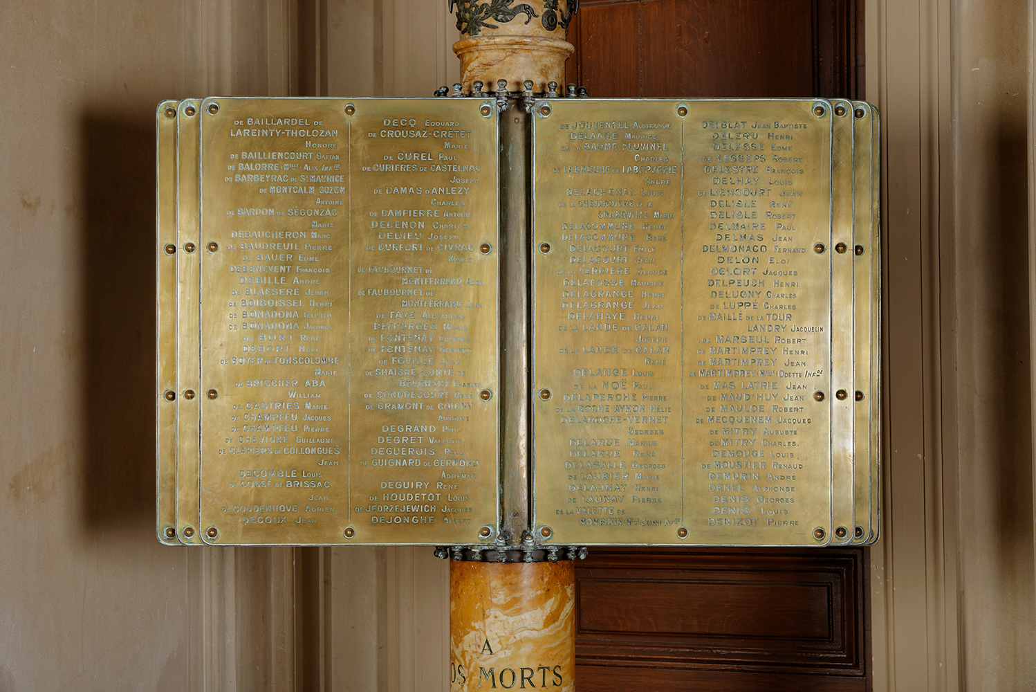Livre d'or et Monument aux morts se retrouvent ici confondus  : la liste des morts pour la France de l'arrondissement est retranscrite sur des pages en bronze