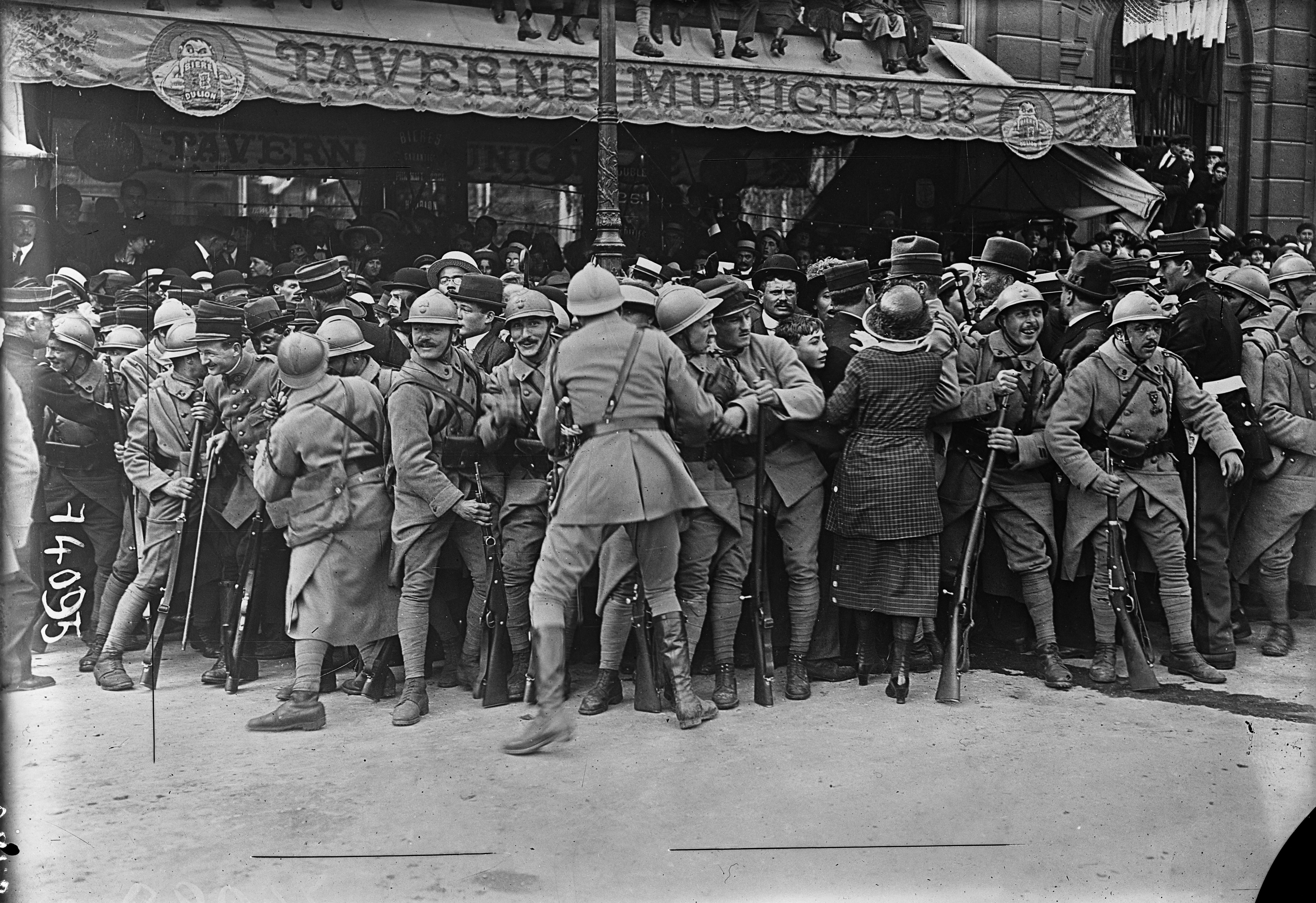 La foule regardant le d&eacute;fil&eacute; de la Victoire le 14 juillet 1919 &copy; Albert Harlingue / Roger-Viollet
