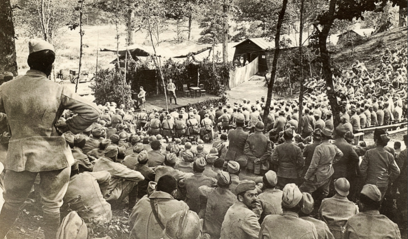 Th&eacute;&acirc;tre aux arm&eacute;es : la troupe &agrave; l'escadrille MF 40, 12 juillet 1916, coll. Com&eacute;die Fran&ccedil;aise