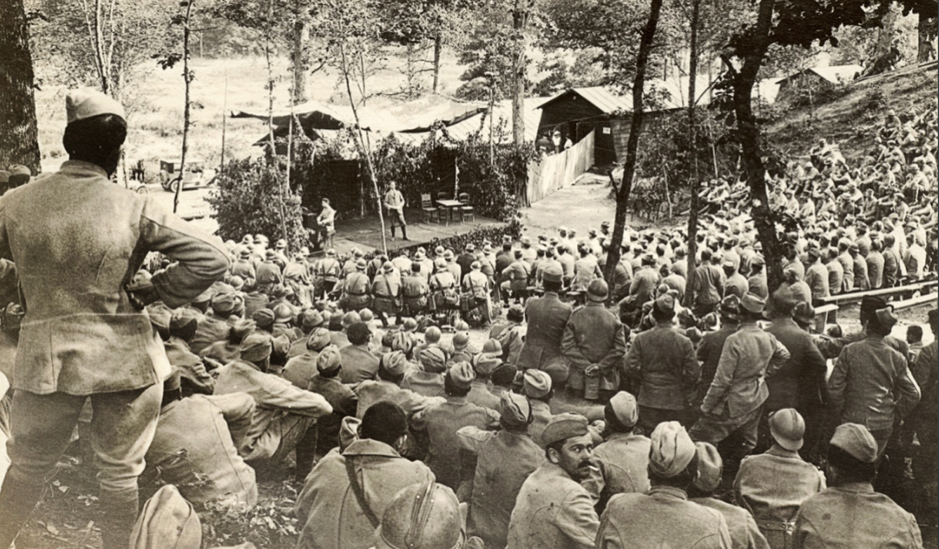 Théâtre aux armées : la troupe à l'escadrille MF 40, 12 juillet 1916, coll. Comédie Française