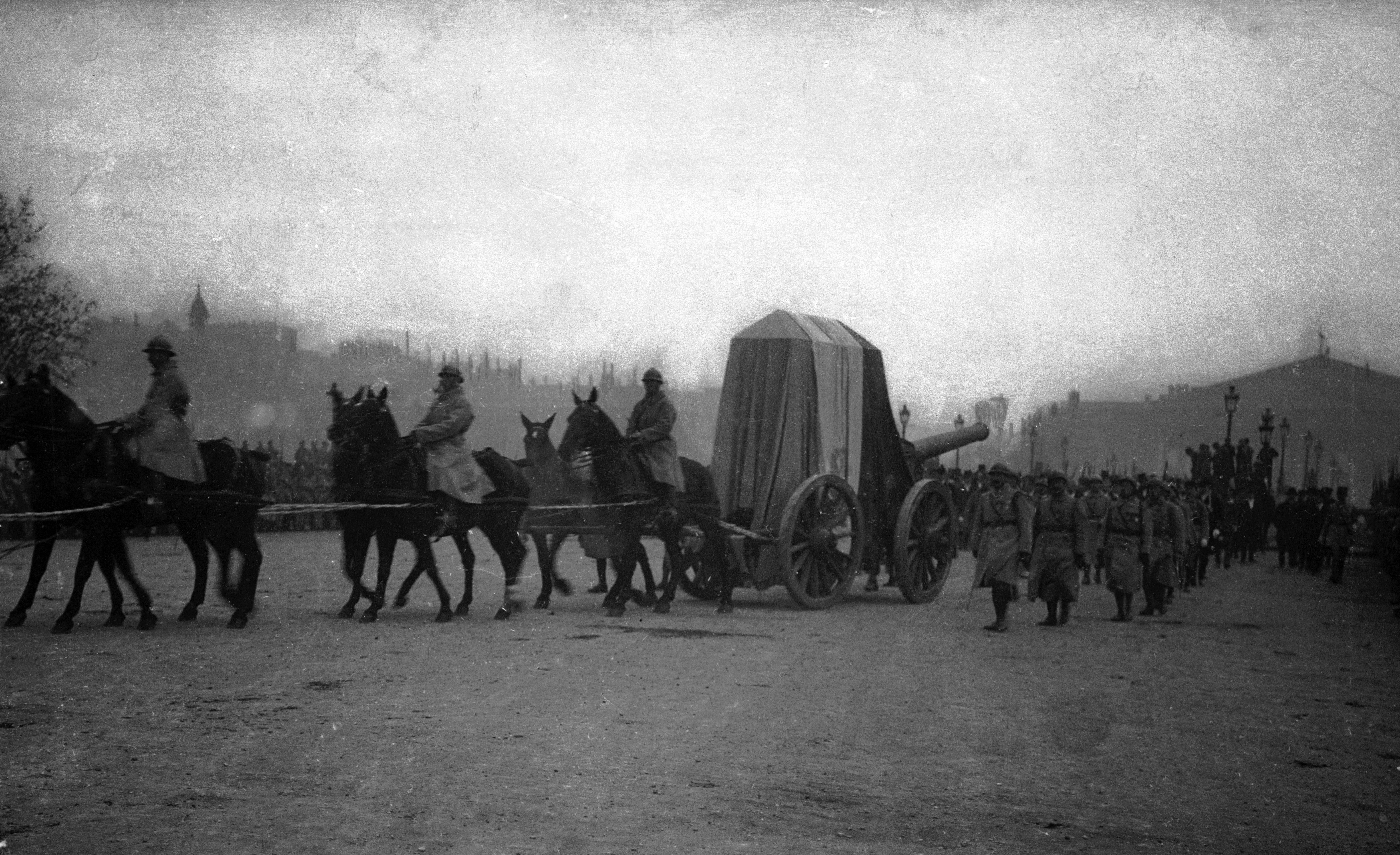 Le cortège du Soldat inconnu, place de la Concorde, 11 novembre 1920 © Neurdein / Roger-Viollet